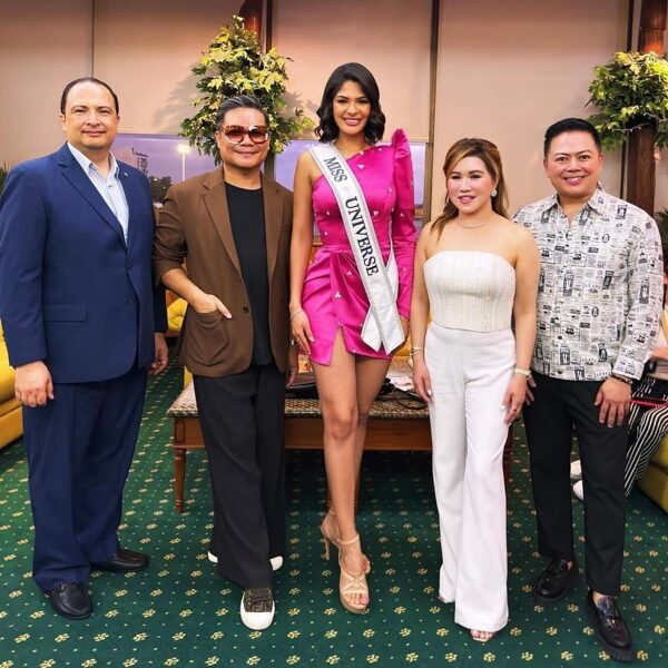 Posando junto a patrocinadores. Posing with the staff of Miss Universe Philippines and spo