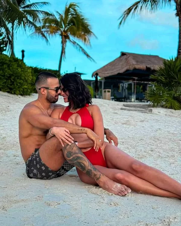 Sheynnis with her lover/con su novio